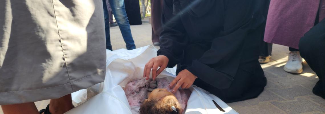 وداع مؤلم خلال تشييع شهداء من مجمع ناصر ارتقوا في قصف على خانيونس