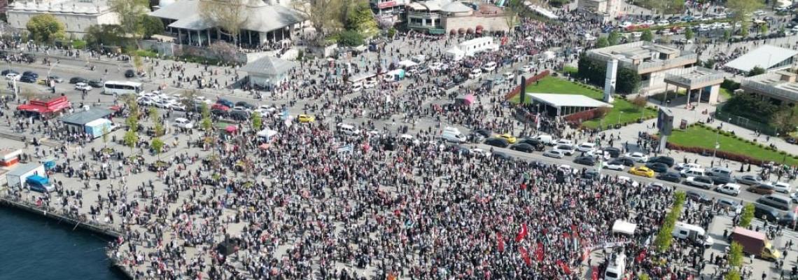 مظاهرة ضخمة شارك فيها عشرات الآلاف في اسطنبول دعماً لغزة