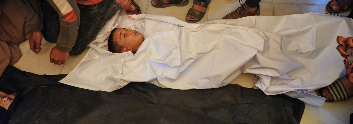 وداع مؤلم خلال تشييع ٧ شهداء بينهم ٤ أطفال في خانيونس