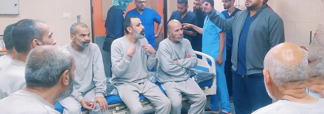 وصول 10 أسرى مُفرج عنهم من سجون الاحتلال لمستشفى شهداء الأقصى