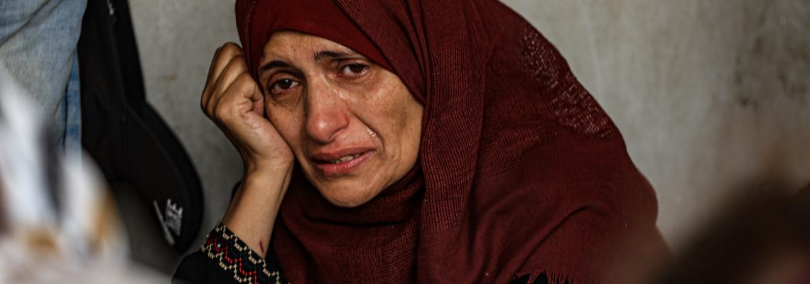 وداع حزين في المشفى الأهلي لـ15 شهيد بعد قصف منازل بشمال قطاع غزة