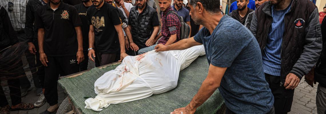 شهداء ومصابون يصلون المستشفى الأهلي العربي جراء استمرار الغارات "الإسرائيلية" على مدينة غزة