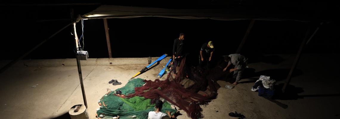 حياة النازحين اليومية خلال الليل فى  ميناء غزة البحرى