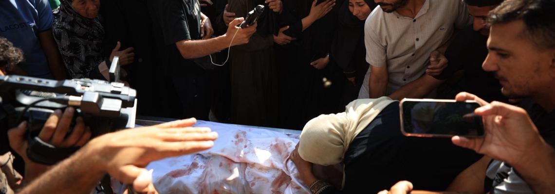 وداع شهداء عائلة أبو جراد فى مشفى الشفاء بغزة