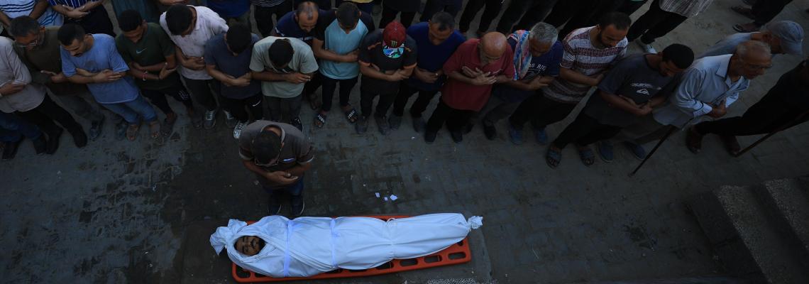 وداع شهداء فى مجمع الشفاء الطبي بعد قصف خيام النازحين وشقق سكنية غرب غزة