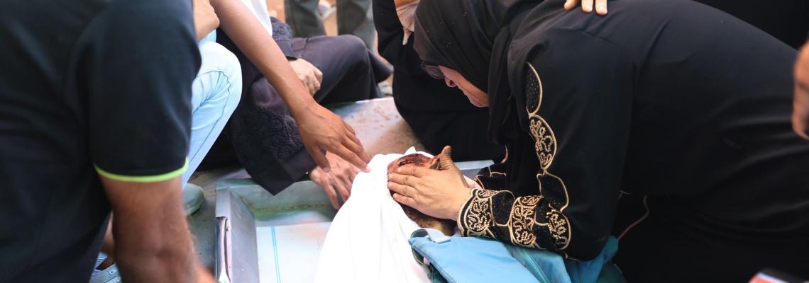 وداع الشهيد الصحفى محمد الداية فى مشفى شهداء الأقصى وسط قطاع غزة