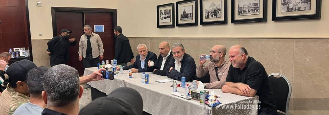 القائد النخالة يستقبل الأسرى المحررين المبعدين إلى القاهرة