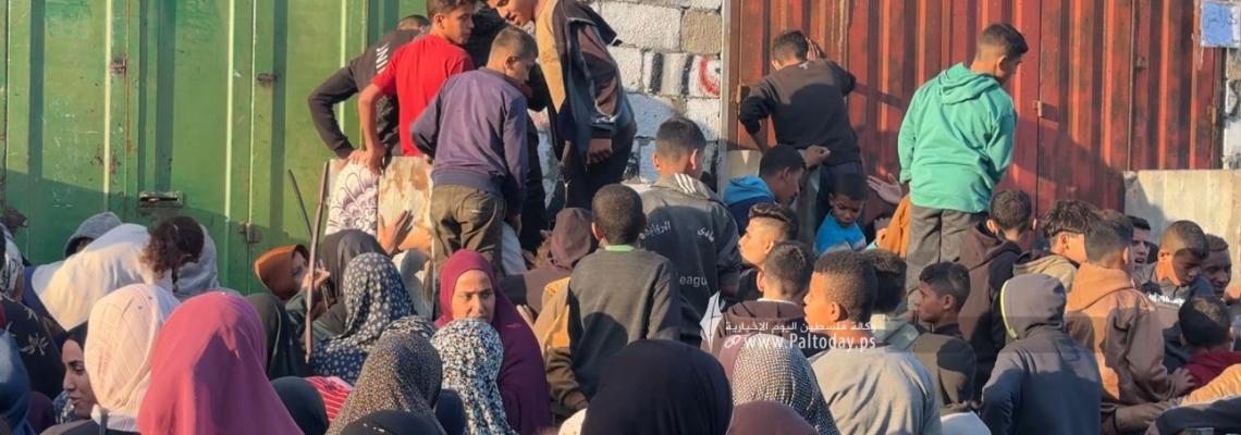 انتظار المواطنين بغزة أمام مركز توزيع للخبز