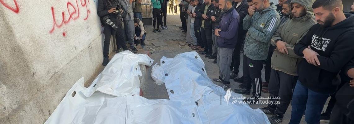 وداع شهداء عائلة الندر  بعد استهدافهم داخل مركز إيواء شرق مدينة غزة