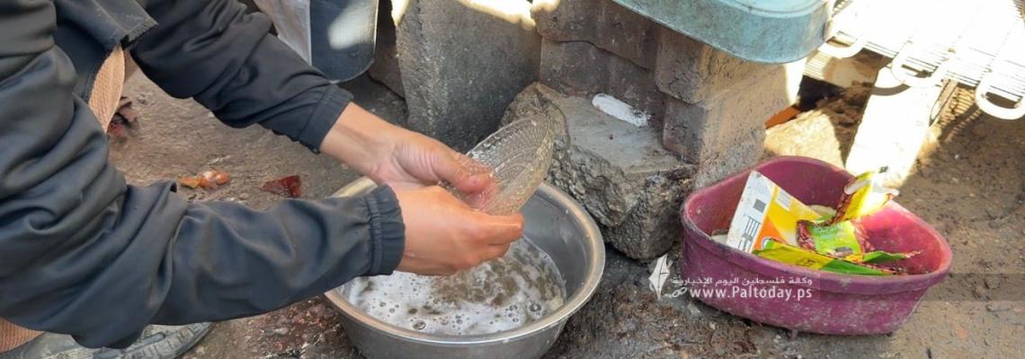 مشهد يومي يعيشه نازحو مخيم مفترق الشجاعية شرق مدينة غزة