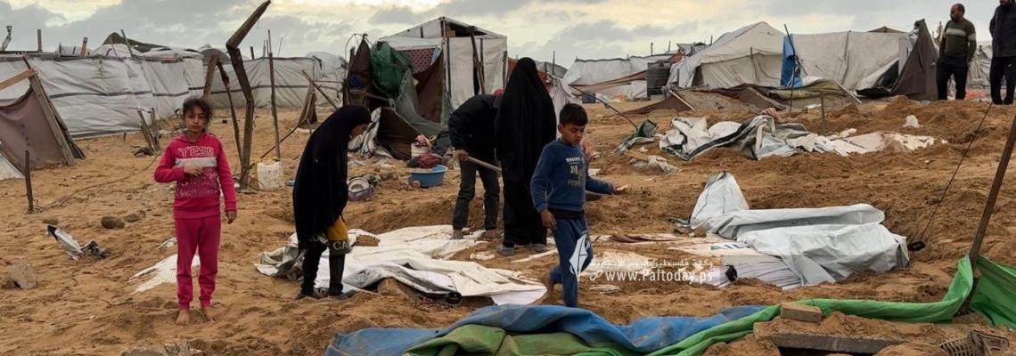 اثار القصف على خيم مخيم بدر شمال مدينة غزة