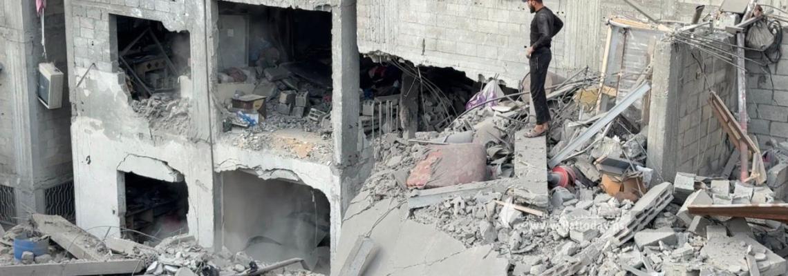"وكالة فلسطين اليوم" ترصد اثار استهداف الاحتلال لمنزل في مخيم الشاطئ غرب مدينة غزة