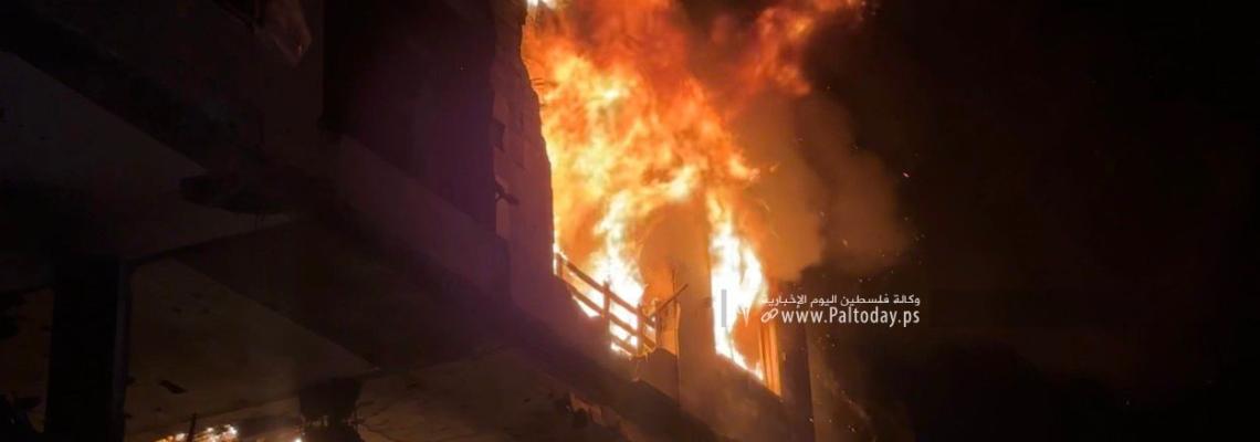 اشتعال النيران في بعمارة سكنية بعد القصف الإسرائيلي