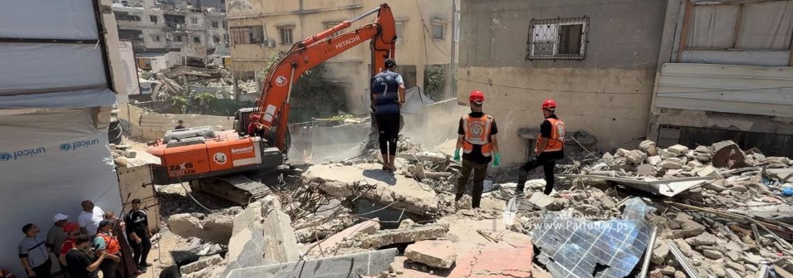 توثيق عملية انتشال جثامين الشهداء من أسفل المنازل التي دمرها الاحتلال في حي الصبرة
