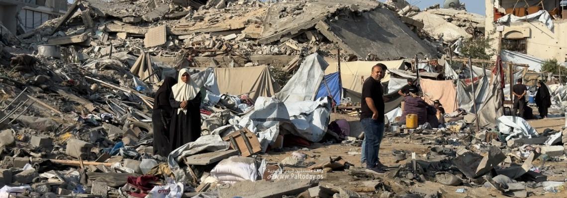 دمار هائل إثر قصف منزل بجانب مخيم إيواء قرب القدس المفتوحة غرب غزة