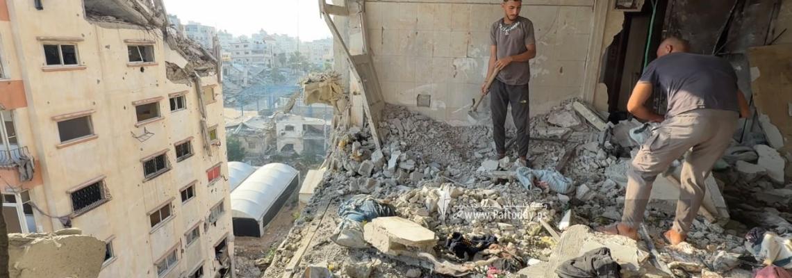 قصف شقة سكنية بمدينة غزة ووداع 8 شهداء بمشفى الشفاء