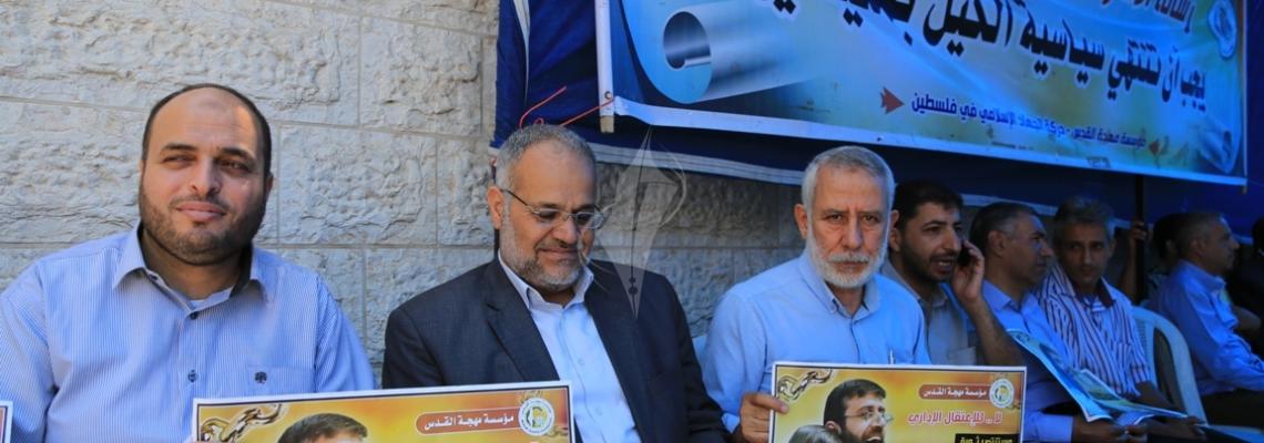 بالصور:خيمة تضامنية وإضراب عن الطعام إسناداً للشيخ خضر عدنان أمام مقر الصليب بغزة