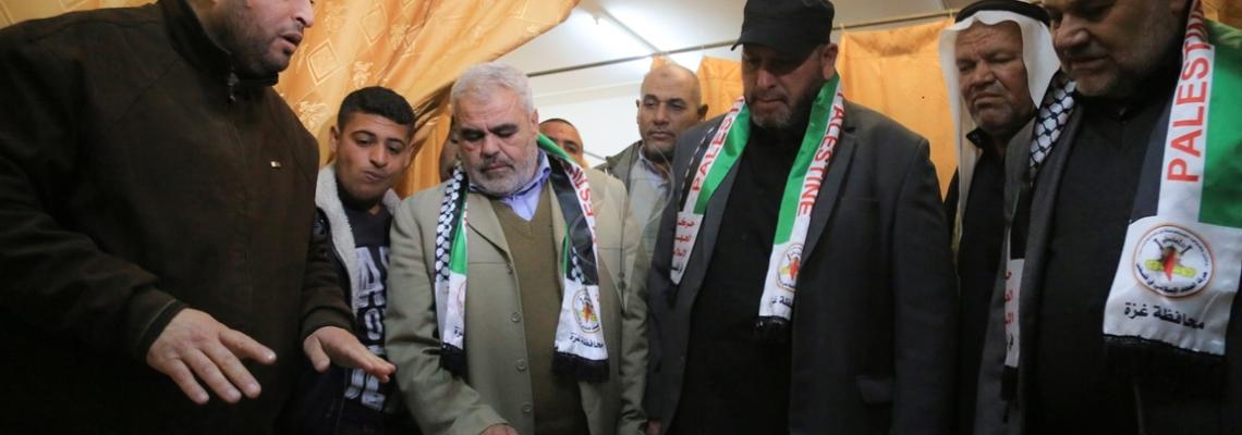 بالصور:قادة من حركة الجهاد الإسلامي يعودون جرحى "جمعة الغضب"