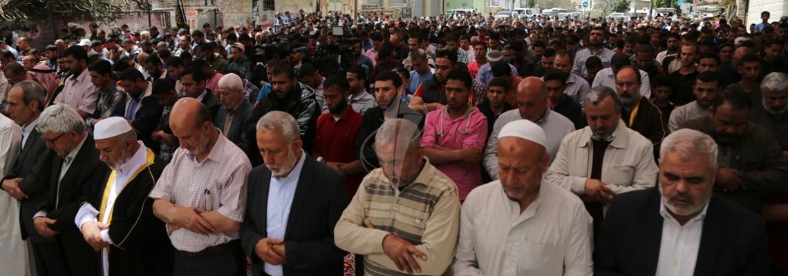 بالصور:الجهاد الاسلامي تقيم صلاة الجمعة امام مقر الصليب الاحمر بغزة تضامنا مع الاسرى في سجون الاحتلال