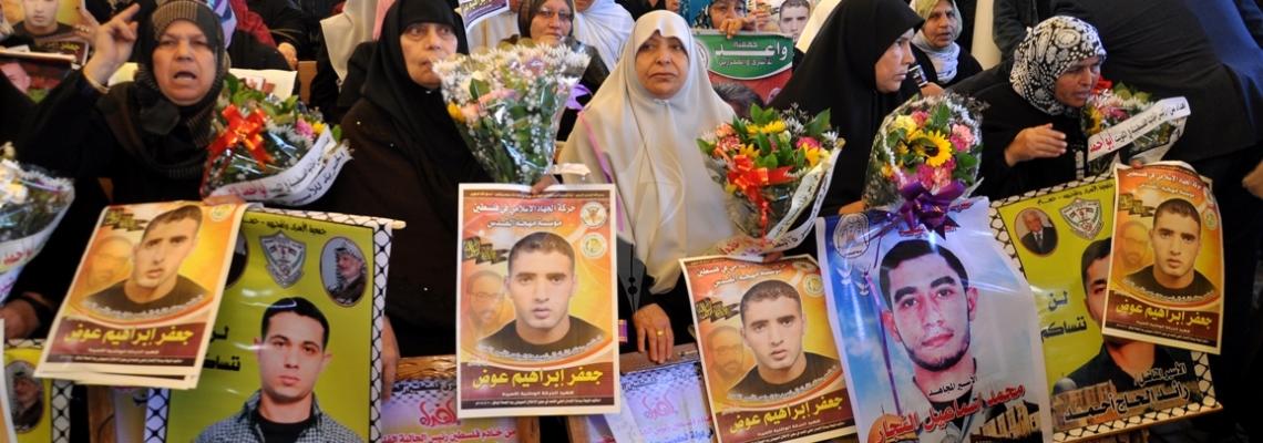 بالصور:اعتصام اهالى الاسرى امام مقر الصليب الاحمر بمدينة غزة