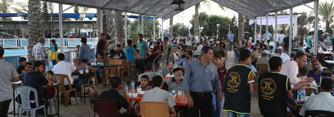 بالصور : حركة الجهاد تقيم مأدبة إفطار لأهالى الشهداء والأسرى فى غزة
