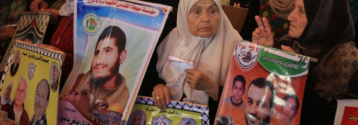 بالصور:اعتصام اهالى الاسرى امام الصليب الاحمر بمدينة غزة