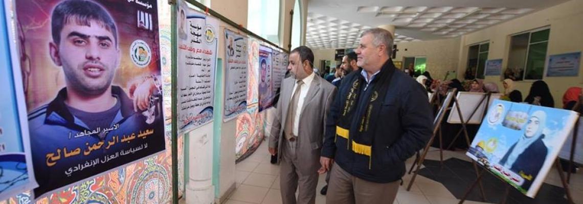 بالصور : طالبات الرابطة بالجامعة الإسلامية ينظمن معرضاً تضامناً مع الاسرى