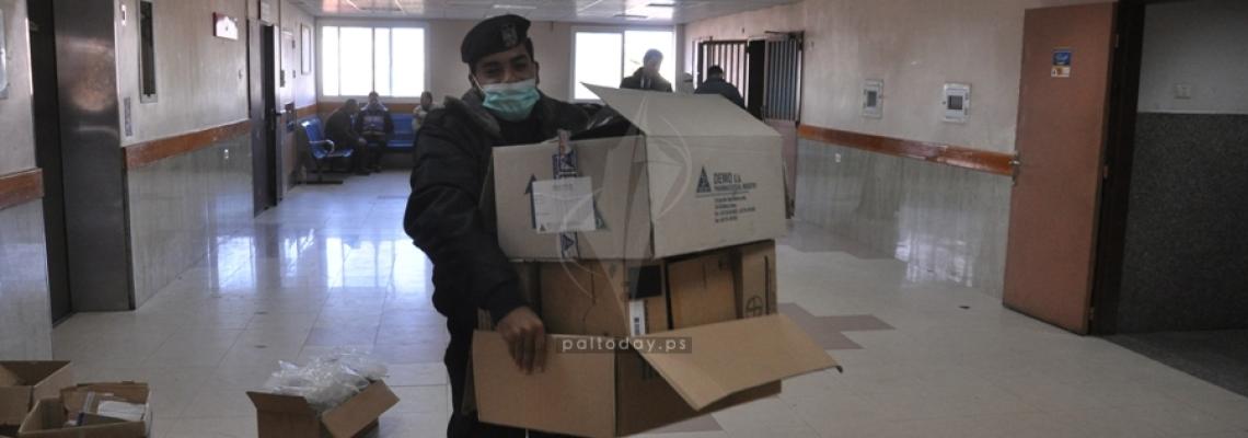 الشرطة الفلسطينية بغزة تقوم بحملة تنظيف لمشافى غزة بعد اضراب عمال النظافة