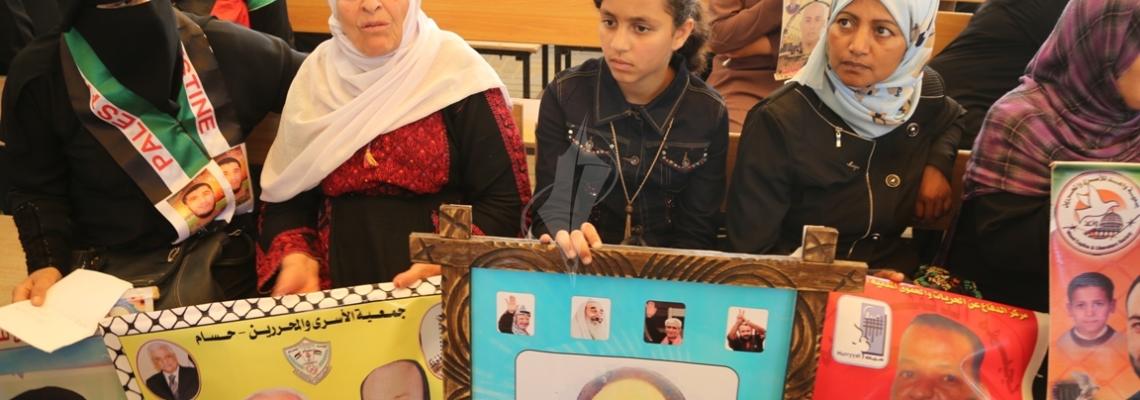 بالصور:اعتصام اهالى الاسرى امام مقر الصليب الاحمر بمدينة غزة