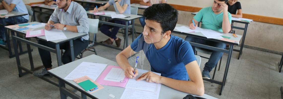 بالصور:عدسة "فلسطين اليوم" ترافق طلبة التوجيهي خلال أدائهم الامتحانات في اليوم الأول