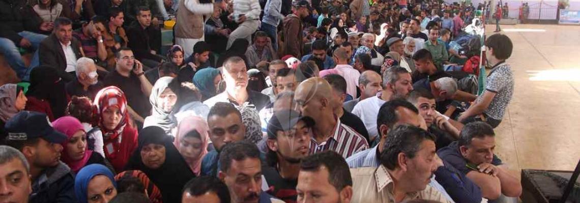 مواطنون ينتظرون في صالة خانيونس استعدادا للسفر عبر معبر رفح