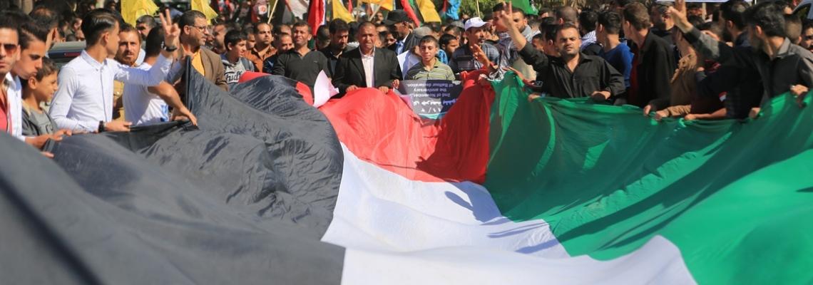 بالصور: الفصائل الفلسطينية تنظم مسيرة أمام مقر الأمم المتحدة بمدينة غزة بعد مرور 100 عام على وعد بلفور