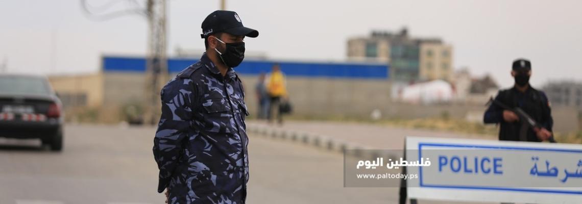الشرطة بغزة تتخذ إجراءات الوقاية من فيروس كورونا في الشوارع وعلى الحواجز