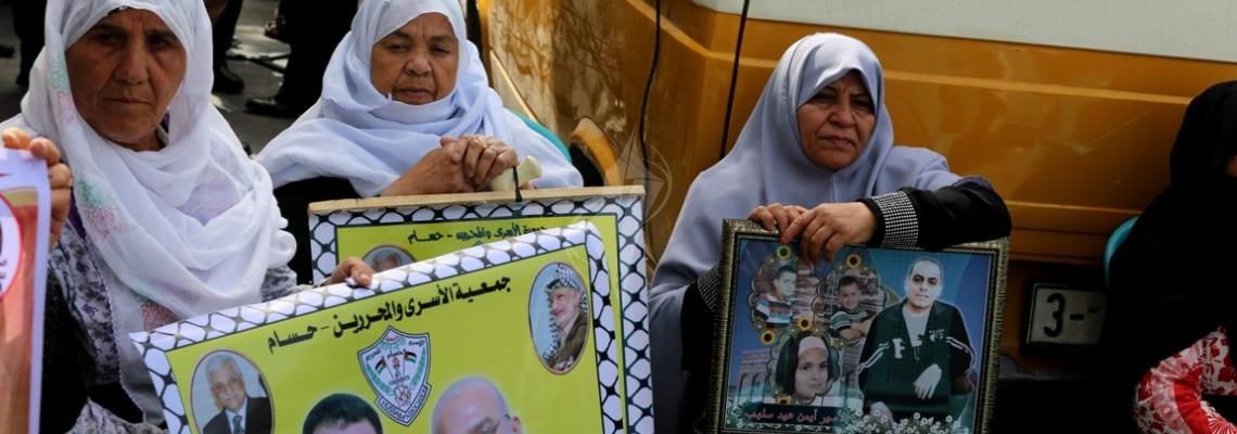 بالصور :اعتصام اهالى الاسرى بمدينة غزة داخل مقر الصليب الاحمر