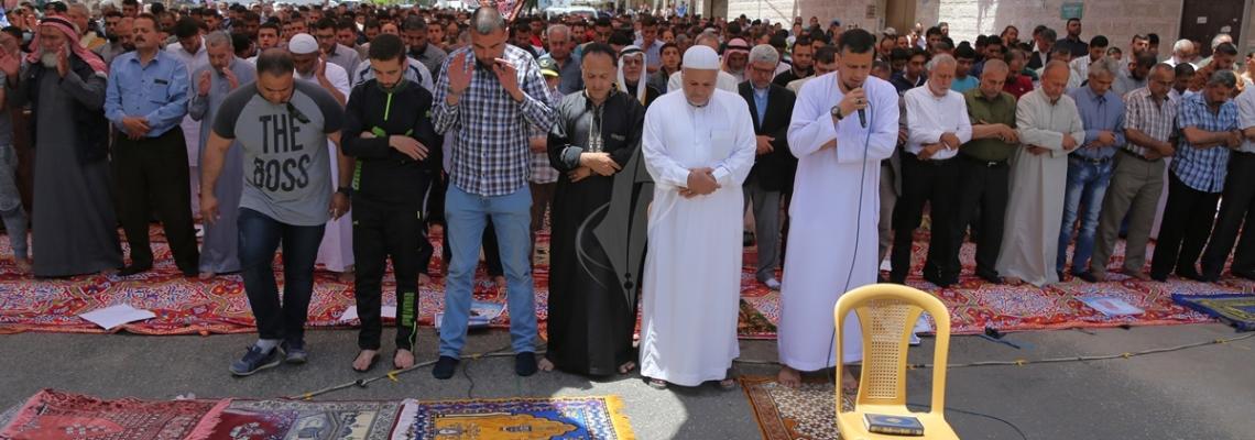 بالصور:الجهاد الاسلامي تقيم صلاة الجمعة امام مقر الصليب الاحمر بغزة تضامنا مع الاسرى في سجون الاحتلال