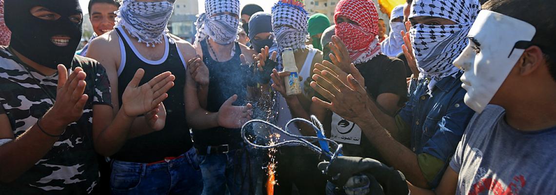 بالصور: مواجهات بين الشبان وجنود الاحتلال في المدخل الشمالي لمدينة البيرة . تصوير: حذيفة سرور