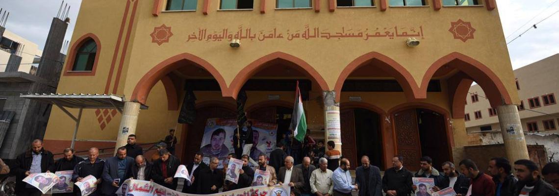 بالصور : مهجة القدس تنظم وقفة تضامنية مع الأسرى المضربين أمام مسجد أنور عزيز شمال القطاع