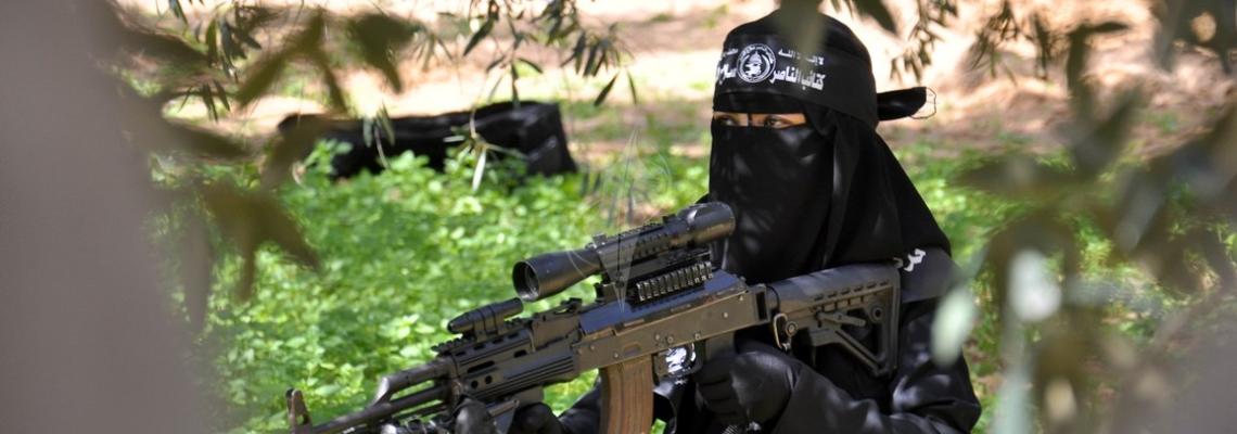 مجاهدات من كتائب الناصر صلاح الدين خلال مناورة عسكرية بغزة