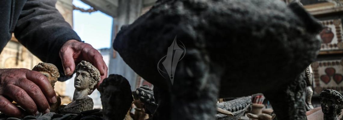 بالصور:فلسطيني يجمع ويرمم قطع ولقى أثرية