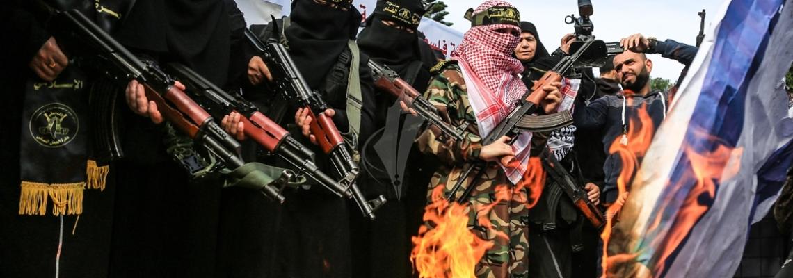 بالصور:العمل النسائي للجهاد تنظم مسير عسكري للنساء وسط مدينة غزة احتجاجاً على قرار ترامب ونصرة للقدس