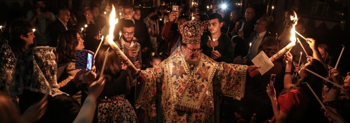 بالصور:المسيحيون الأرثوذكس فى "كنيسة القديس برفيريوس"يشاركون فى أجواء قداس ليلة عيد الفصح بغزة