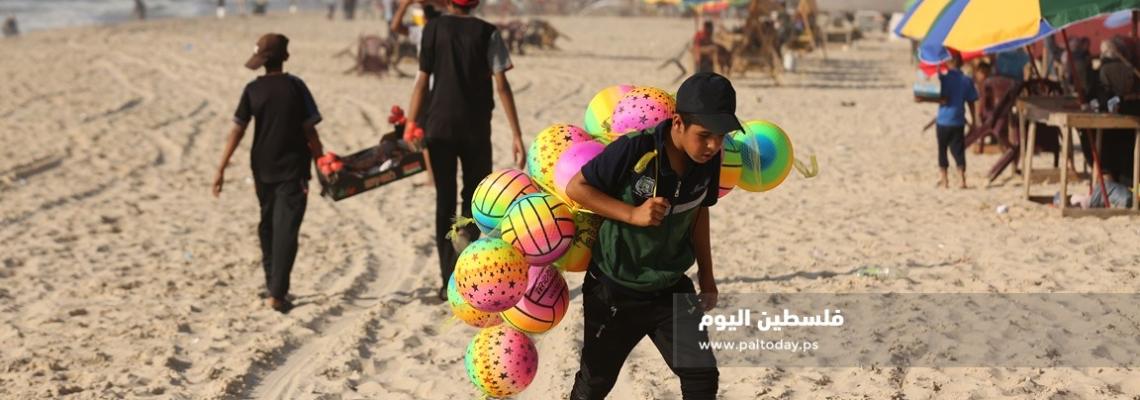 شاطئ غزة ملاذ المصطافين والباحثين عن العمل
