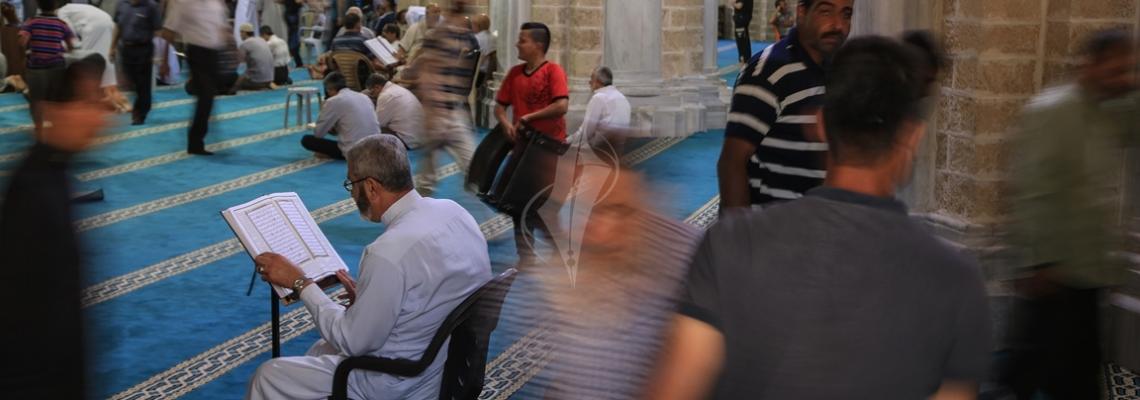 بالصور:غزيون يقرأون القران الكريم في المسجد العمري الكبير فى اول ايام رمضان