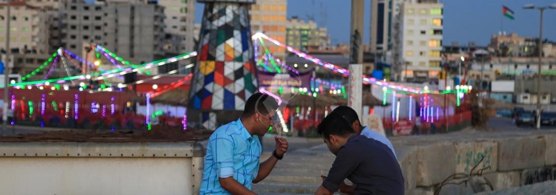 بالصور::مواطنون يلجأون الى الافطار على شاطئ البحر بسبب تواصل ازمة الكهرباء فى قطاع غزة