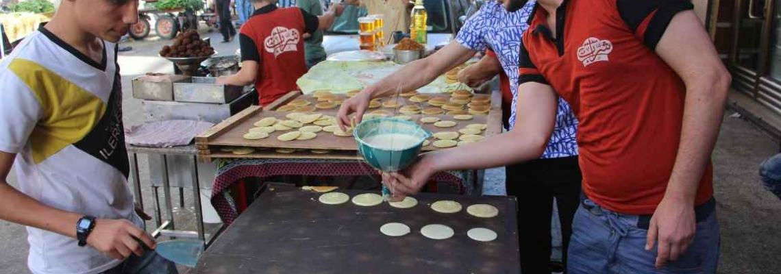 بالصور :سوق خانيونس يتزين للصائمين في اول أيام رمضان