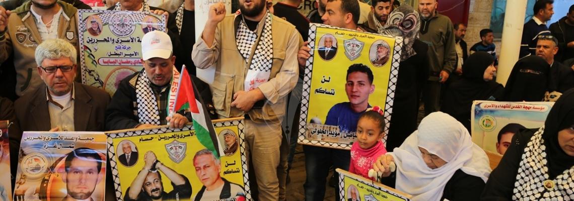 بالصور:اعتصام اهالى الاسرى امام مقر الصليب الاحمر بمدينة غزة