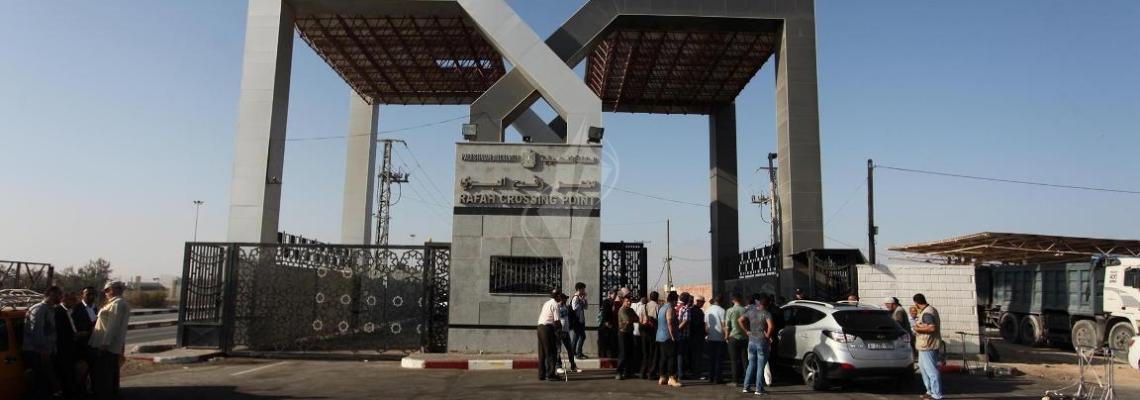 بالصور .. فتح معبر رفح البري وبدء مغادرة حافلات المسافرين