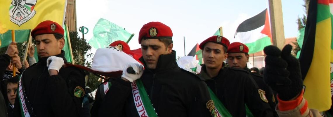بالصور: تشيع جثمان الشهيد هيثم البو ( 14 عاما) من بلدة حلحول شمال الخليل .  تصوير: سمر بدر