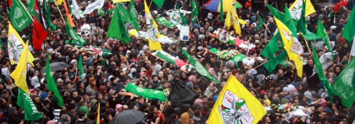 بالصور:عشرات الآلاف يشاركون في تشييع جثامين 17 شهيدا من الخليل. تصوير سمر بدر