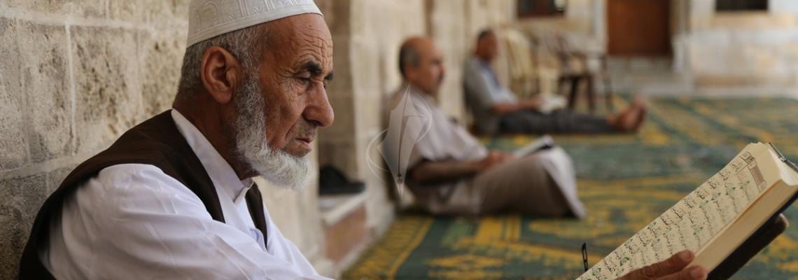 بالصور:أجواء العبادة في الأيام الأخيرة من رمضان بمساجد قطاع غزة